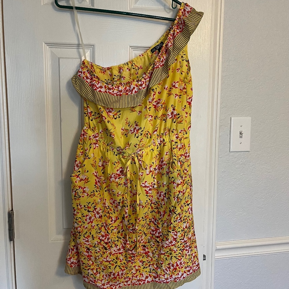 One shoulder yellow sundress